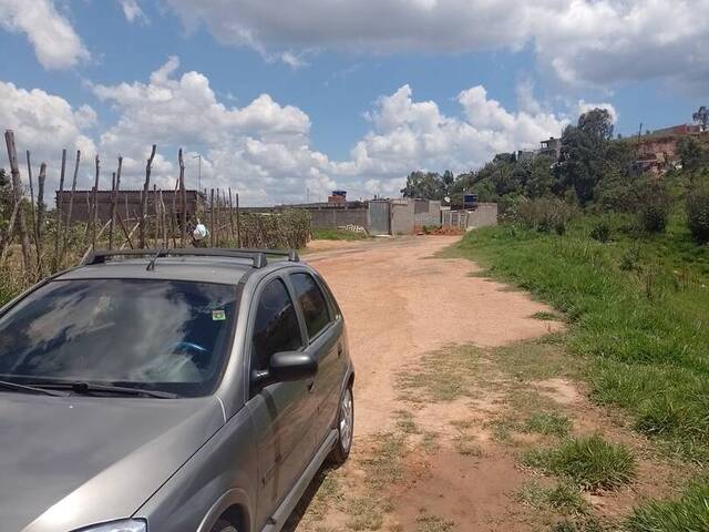 sem asfato e de fácil acesso